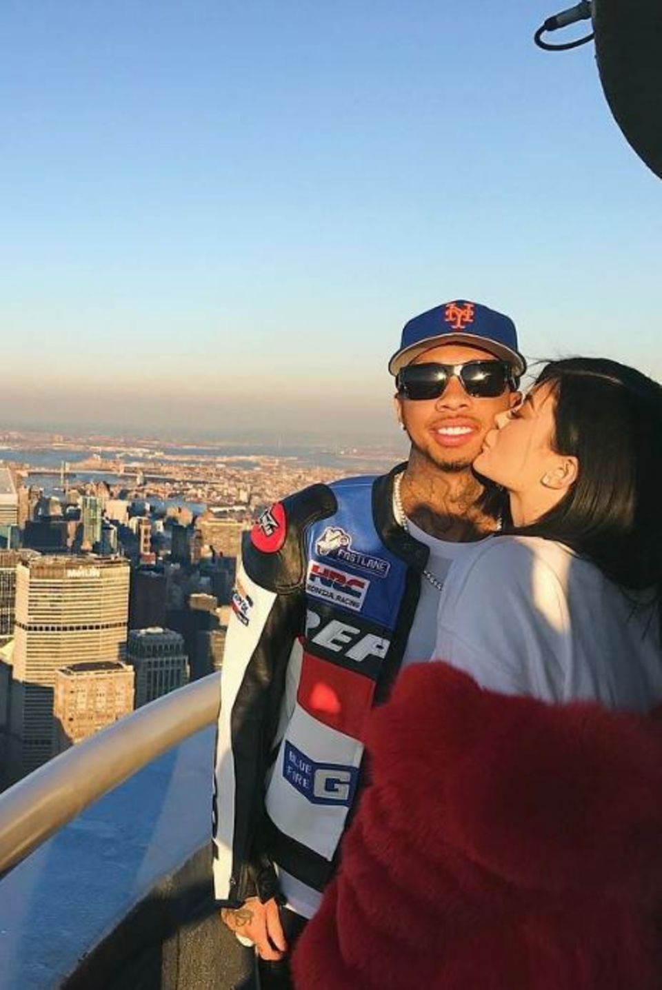 Kylie Jenner küsst ihren Freund Tyga und wünscht ihren Followern einen frohen Valentinstag. Kylie Jenner küsst ihren Freund Tyga und wünscht ihren Followern einen frohen Valentinstag.