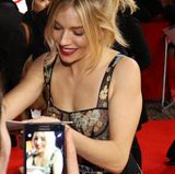 Auch Sienna Miller ist am roten Teppich ein beliebtes Fotomotiv.