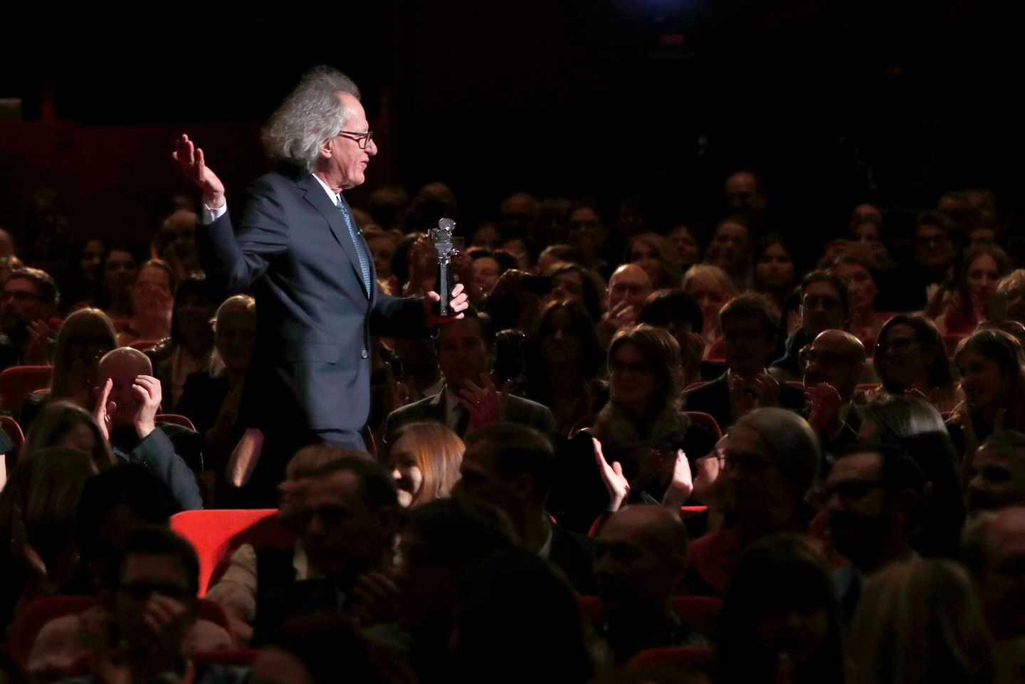 Geoffrey Rush wird mit der Berlinale-Kamera für seine langjährige Verbundenheit mit dem Festival ausgezeichnet.