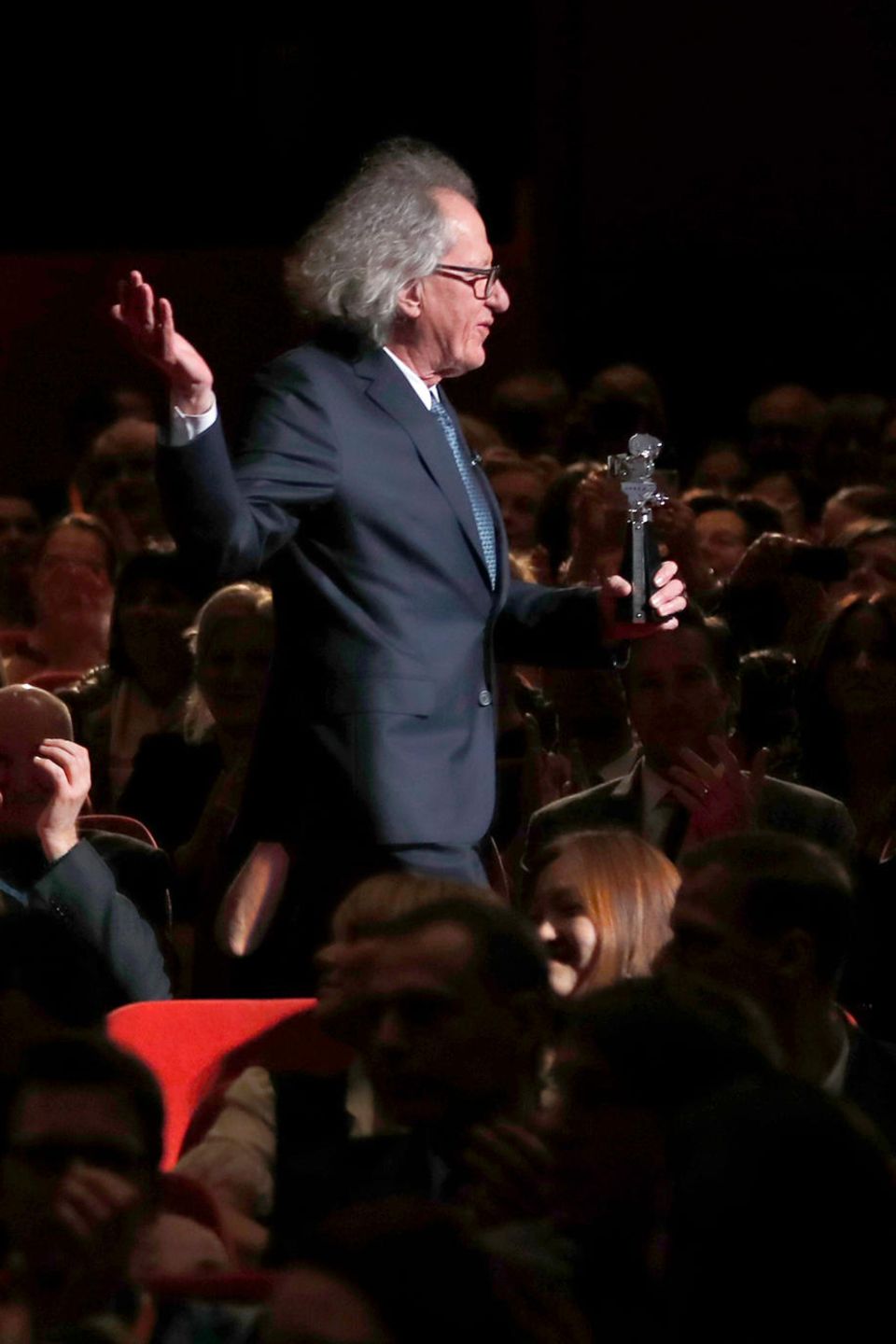 Geoffrey Rush wird mit der Berlinale-Kamera für seine langjährige Verbundenheit mit dem Festival ausgezeichnet. Geoffrey Rush wird mit der Berlinale-Kamera für seine langjährige Verbundenheit mit dem Festival ausgezeichnet.