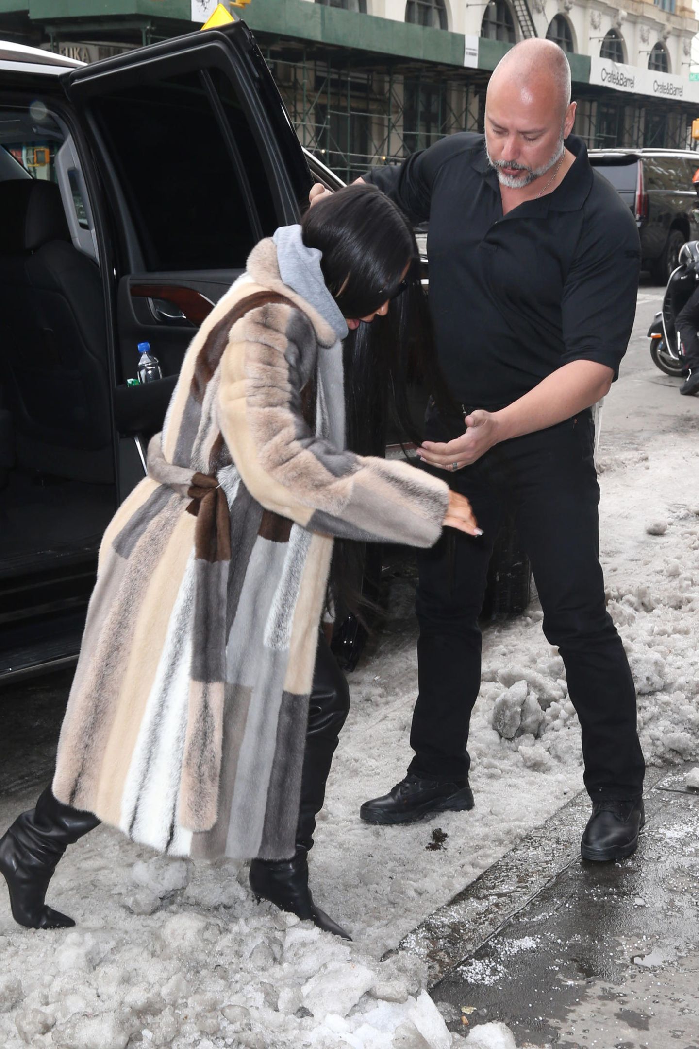 Kim Kardashian hatte so ihre Probleme nach Autoausstieg: Die Reality-Queen kippte vorn über, da ihre hohen Absätze im Schnee stecken blieben...