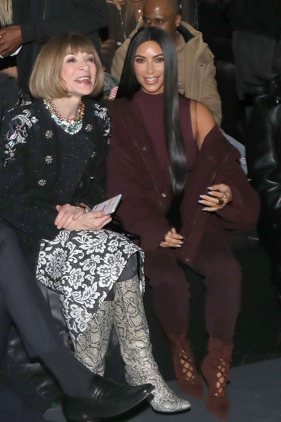 Anna Wintour und Kim Kardashian amüsierten sich in der ersten Reihe von Kanye Wests Fashionshow. Anna Wintour und Kim Kardashian amüsierten sich in der ersten Reihe von Kanye Wests Fashionshow.