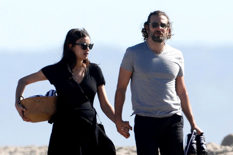 14. Februar 2017  Romantischer Spaziergang am Strand: Die schwangere Irina Shayk und ihr Freund Bradley Cooper Hand in Hand.