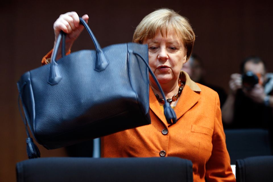 Angela Merkel setzt seit Jahren auf die Handtaschen von Longchamp. Ihr neuester Leder-Begleiter: die "Pénélope".