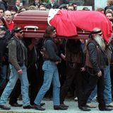 Falco wurde nach seinem viel zu frühen Tod am 6. Februar 1998 in der Dominikanischen Republik von Mitgliedern der Motorrad-Rocker "Outsider Austria"  auf dem Wiener Zentralfriedhof zu Grabe getragen. Über 4000 Fans kamen zur Beerdigung.