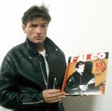"Der Kommissar" wurde Falcos erster Hit. Veröffentlicht im Herbst 1981 landete der Titel 1982 in den Charts europa- und auch weltweit auf Top-Positionen. Die Platte wurde über sieben Millionen Mal verkauft.