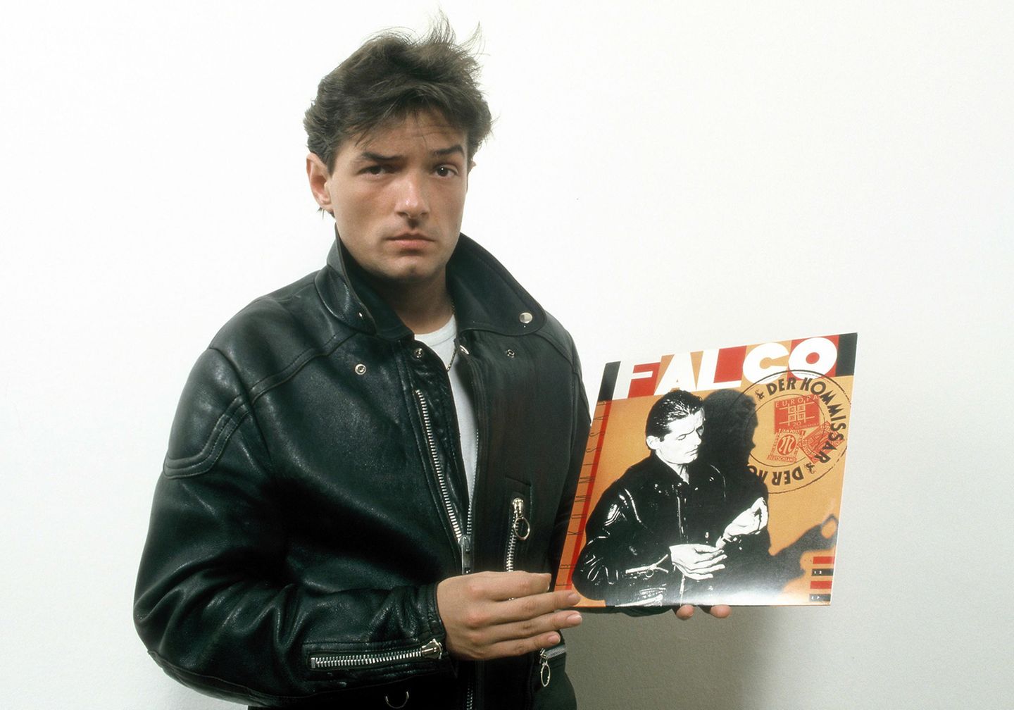 "Der Kommissar" wurde Falcos erster Hit. Veröffentlicht im Herbst 1981 landete der Titel 1982 in den Charts europa- und auch weltweit auf Top-Positionen. Die Platte wurde über sieben Millionen Mal verkauft.