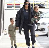 In einem ungewohnt legeren Outfit verlässt Kim Kardashian mit ihren Kindern ein Restaurant in Los Angeles: Sie trägt eine dicke Daunenjacke, ein schlichtes Oberteil und eine weite Sweatpants mit Vans. Auf dem Arm trägt sie keine teure Designertasche, sondern Söhnchen Saint. "Ich bin so froh, dass meine Kinder dieses neue 'ich' bekommen, und dass ich als diese neue Person meine Kinder erziehe. Ich bin einfach nicht mehr so wie früher." 