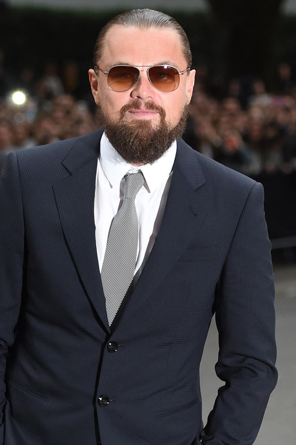 Ziemlich zottelig präsentiert sich Leonardo DiCaprio in den vergangenen Jahren. Da kann selbst der schicke Anzug nichts mehr retten. Viele weibliche Fanherzen? Gebrochen!