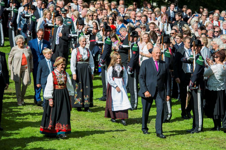Volksnah und familienverbunden - so kennen und schätzen die Norweger ihren König Harald, der hier im September 2016 in Begleitung seiner Enkelin, Prinzessin Ingrid, von Prinzessin Mette-Marit, Königin Sonja, Prinz Sverre und Thronfolger Haakon seine Gäste im Park begrüßt.