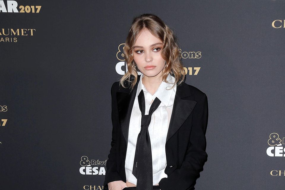 Style-Blog: Lily-Rose Depp trägt zum schwarzen Anzug und der casual gebundenen Krawatte sehr feminine Schuhe Lily-Rose Depp trägt zum schwarzen Anzug und der casual gebundenen Krawatte sehr feminine Schuhe