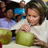 21. Februar 2017   Königin Mathilde, Ehrenpräsidentin von UNICEF Belgien, nimmt an einer humanitären Mission in Laos teil. Bei der Hitze freut sie sich über frisches Kokoswasser.