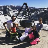 21. Februar 2017  Familienurlaub in den Bergen. Mit ihrer zauberhaften Familie stärkt sich Alessandra Ambrosio am Grill.