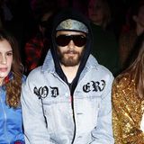 Wer sich zwischen die schöne Charlotte Casiraghi und ihre Freundin Juliette Maillot setzt, muss damit rechnen, dass er doch erkannt wird. So bleibt Jared Leto jedenfalls nicht unerkannt.