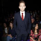 Tom Hiddleston gibt bei der Gucci-Show wie immer den Gentleman. Im schicken Anzug gesellt er sich zu Salma Hayek, Alexa Chung und Charlotte Casiraghi in die erste Reihe.