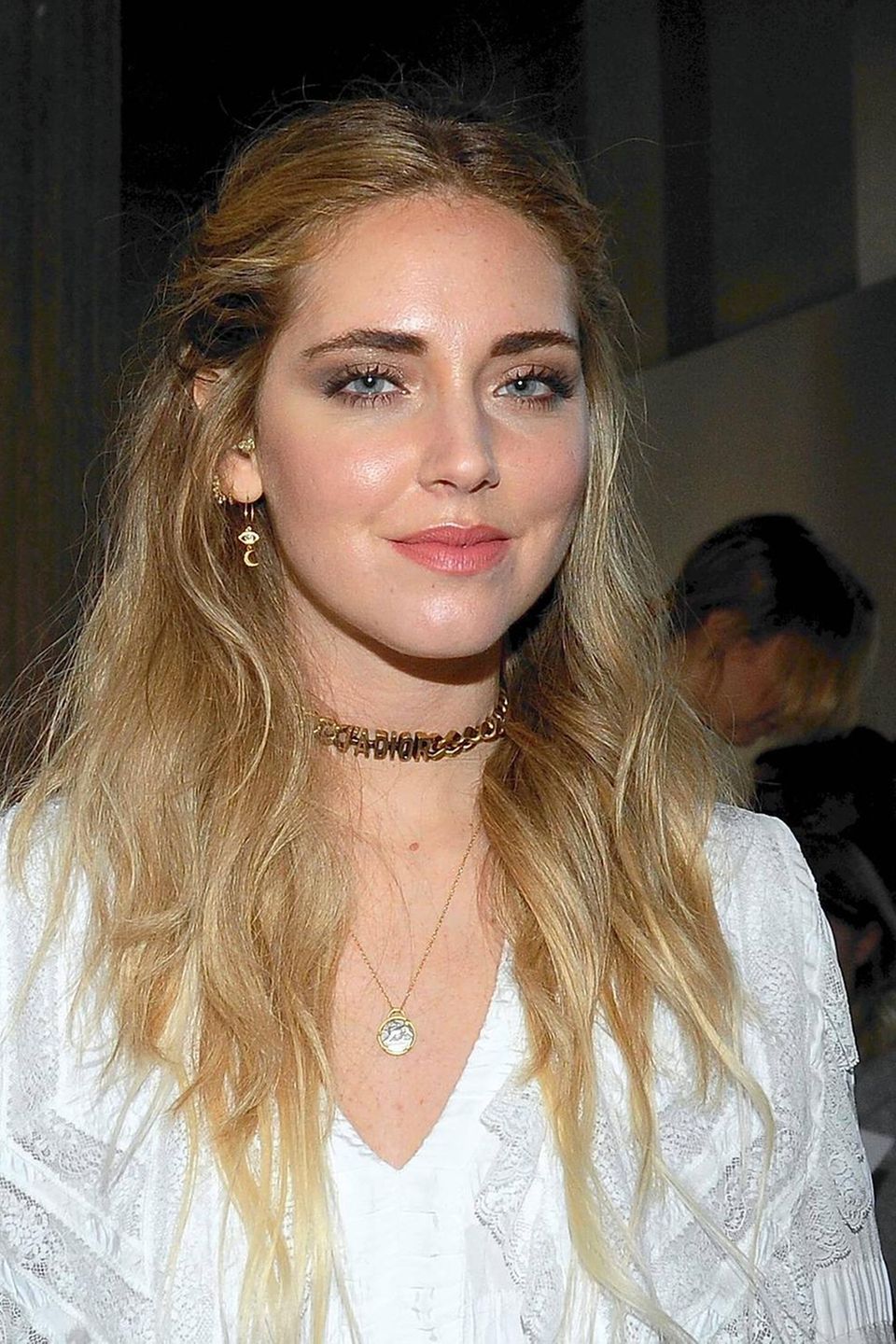 Auch Alberta Ferretti zieht die Stars in ihre erste Reihe. It-Bloggerin Chiara Ferragni hat sich einen romantischen Look für die Front Row ausgesucht.