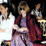 Vor allem während der Fashionweek ist Vogue-Chefin Anna Wintour extrem beschäftigt. Während der Schau richtet sie ihren Blick jedoch auf den Laufsteg, anstatt weiterhin Mails auf ihrem Smartphone zu checken.