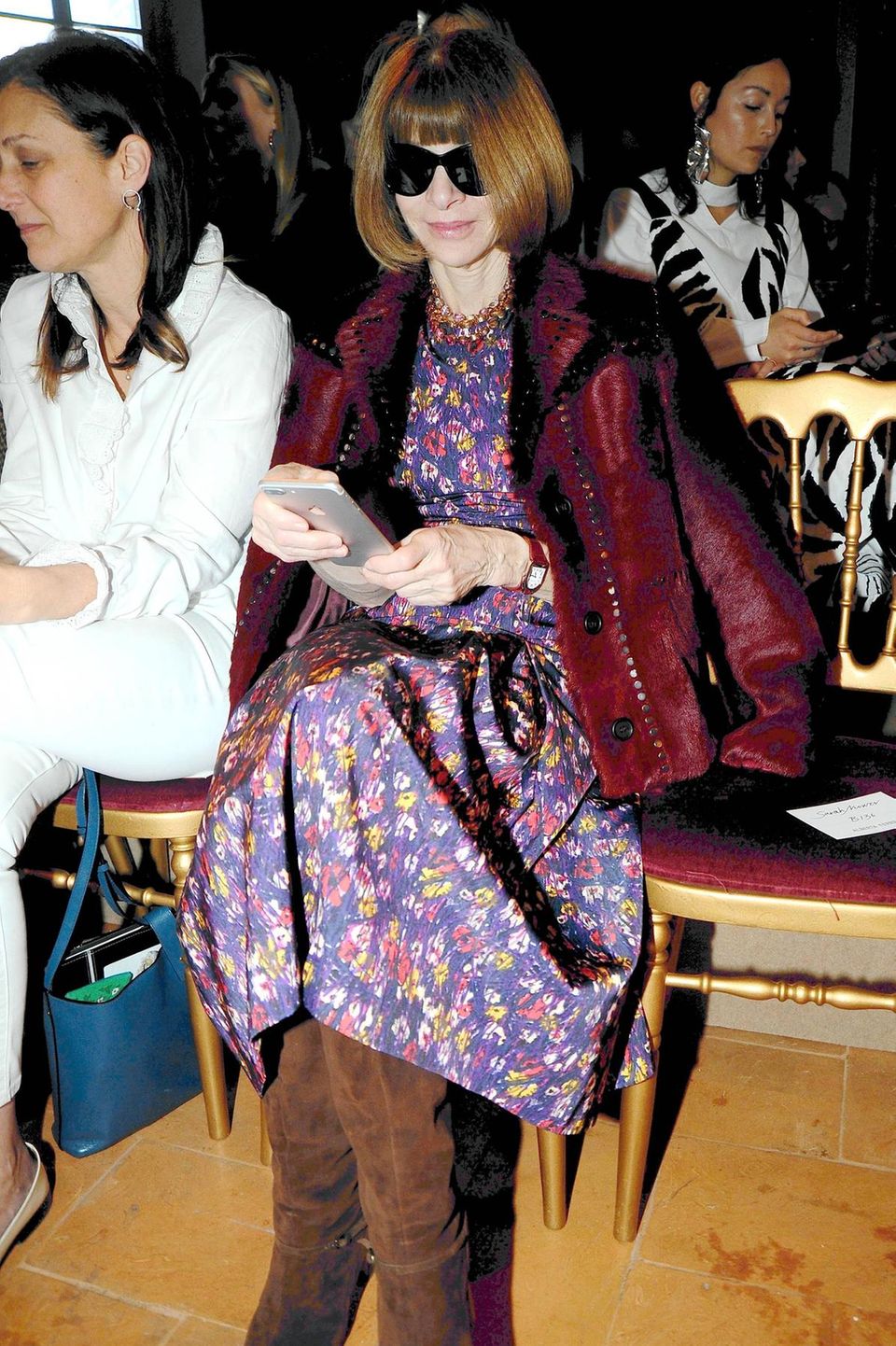 Vor allem während der Fashionweek ist Vogue-Chefin Anna Wintour extrem beschäftigt. Während der Schau richtet sie ihren Blick jedoch auf den Laufsteg, anstatt weiterhin Mails auf ihrem Smartphone zu checken.