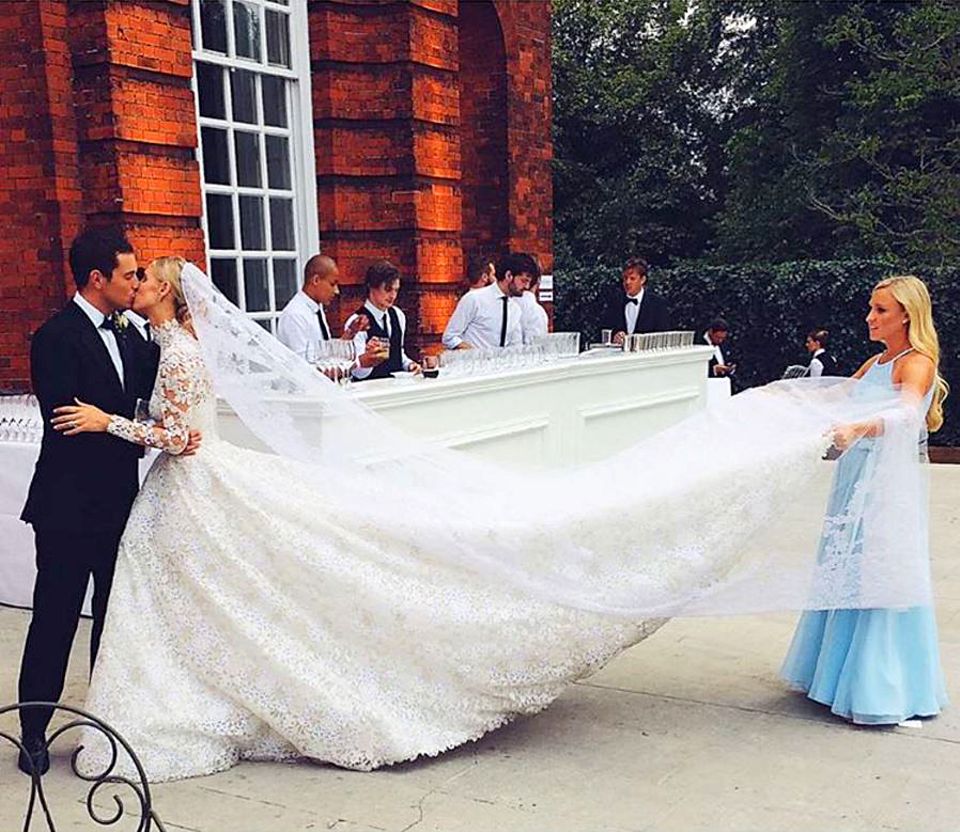 21. Februar 2017 Nicky Hilton gratuliert ihrem Ehemann James Rothschild mit dieser besonderen Erinnerung von ihrer Hochzeit. Ein inniger Kuss besiegelt ihre Zukunft. Mittlerweile krönt die Ehe Töchterchen Lily Grace Victoria. 21. Februar 2017 Nicky Hilton gratuliert ihrem Ehemann James Rothschild mit dieser besonderen Erinnerung von ihrer Hochzeit. Ein inniger Kuss besiegelt ihre Zukunft. Mittlerweile krönt die Ehe Töchterchen Lily Grace Victoria.