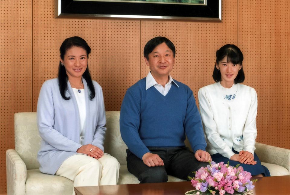 23. Februar 2017   Japans Thronfolger Naruhito wird 57 Jahre alt! Der Hof veröffentlicht ein neues Foto von ihm, Ehefrau Masako und Tochter Aiko. Die 15-Jährige trägt ihre Haare deutlich kürzer als zuvor. 