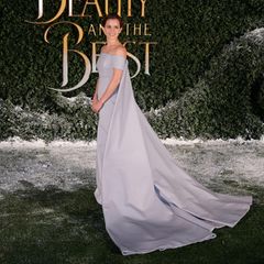 Auf der Promo-Tour für ihren neuesten Film "Die Schöne und das Biest" sieht Emma Watson einfach märchenhaft schön aus. In einem Kleid mit langer Schleppe von Designerin Emilia Wickstead beweist sie, warum sie die beste Wahl für die Belle - die "Schöne" -  ist.