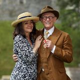 17. Mai 2015  "Harry Potter"-Mime John Hurt freut sich mit seiner Frau Anwen gemeinsam über das Schmuckstück, das ihn gerade bei der Investitur von Queen Elizabeth umgehängt wurde: Er ist jetzt Ritter.