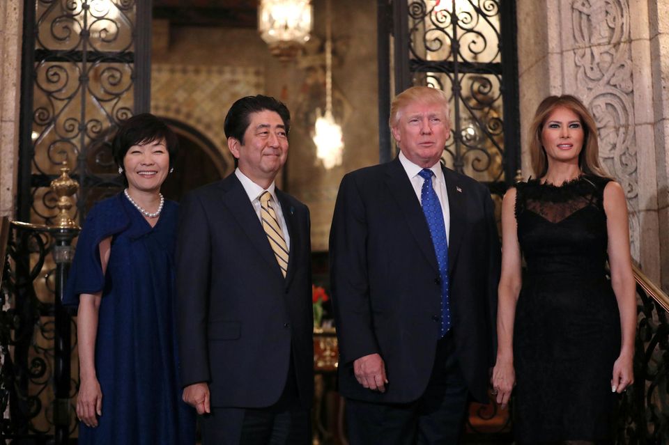 Tschüß, Weißes Haus!: Der japanische Premierminister Shinzo Abe und seine Frau Akie Abe mit Donald Trump und dessen Ehefrau Melania Trump Der japanische Premierminister Shinzo Abe und seine Frau Akie Abe mit Donald Trump und dessen Ehefrau Melania Trump