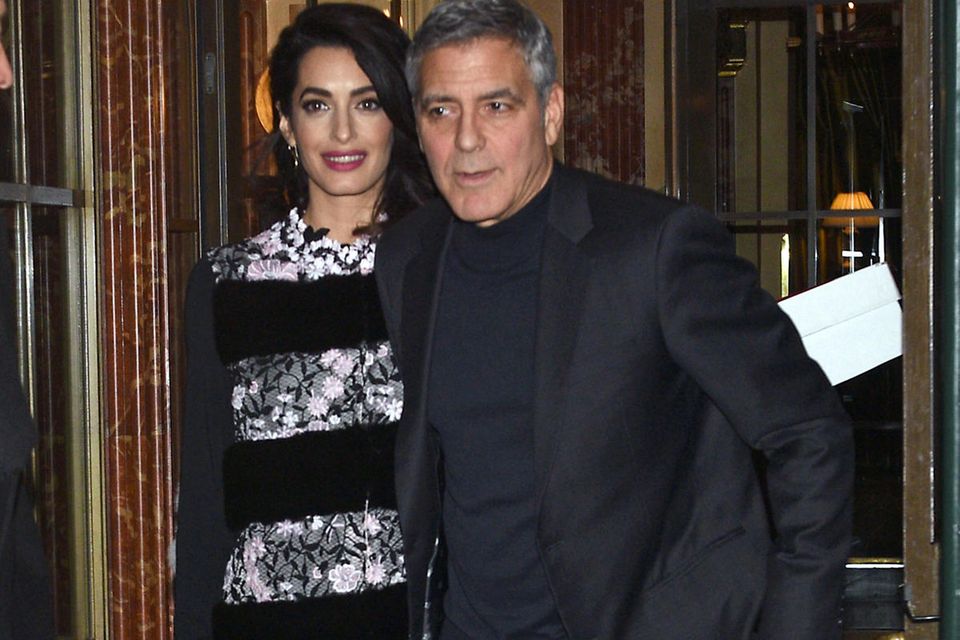 George + Amal Clooney: George und Amal Clooney verlassen ihr Hotel in Paris. George und Amal Clooney verlassen ihr Hotel in Paris.