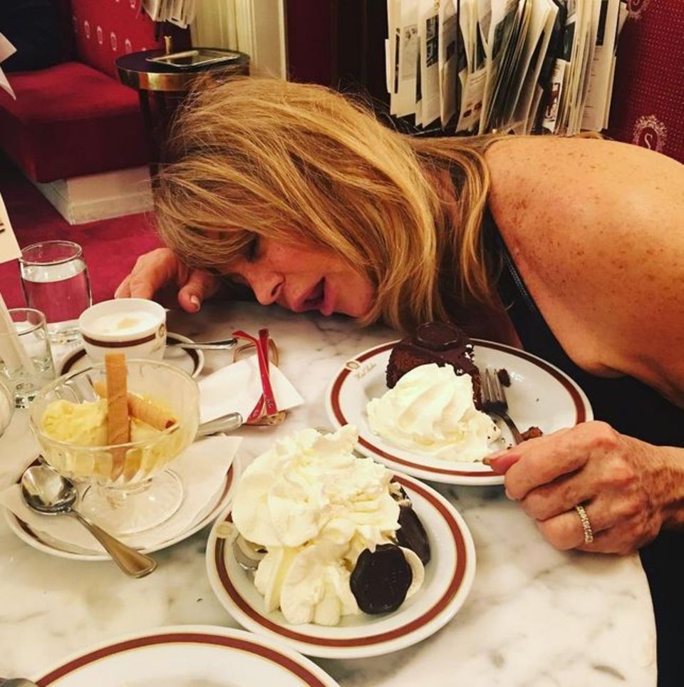 Nach einem Eisbecher und Torte mit Sahne fällt Goldie Hawn ins Fresskoma. Nach einem Eisbecher und Torte mit Sahne fällt Goldie Hawn ins Fresskoma.