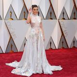 Souverän schreitet Hailee Steinfeld in ihrem floralen Traum in Rosa von Ralph & Russo über den roten Teppich.