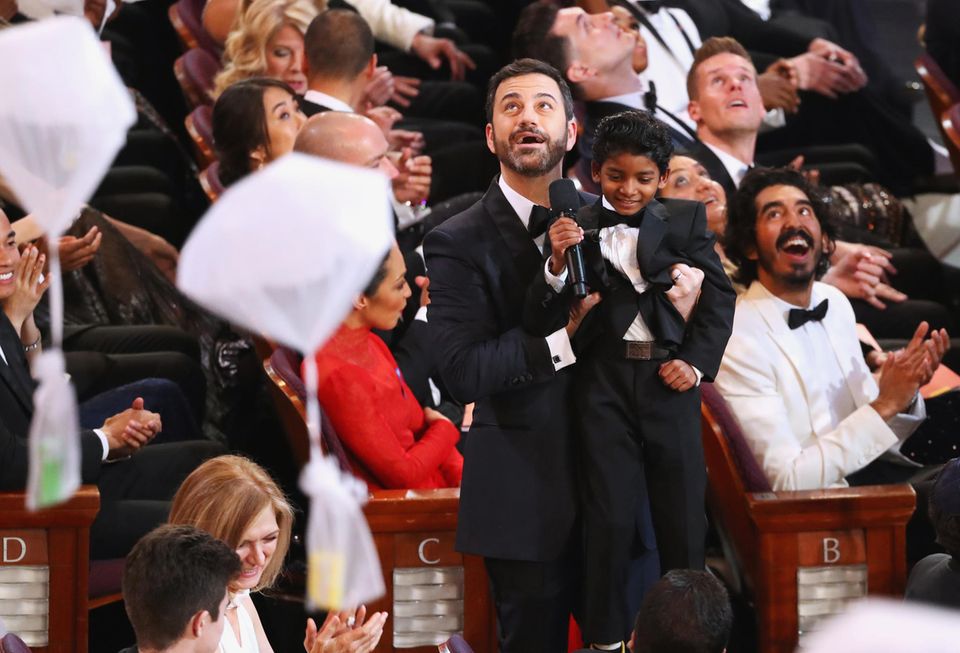 Jimmy Kimmel hilft Sunny Pawar ein paar Süßigkeiten zu fangen. 