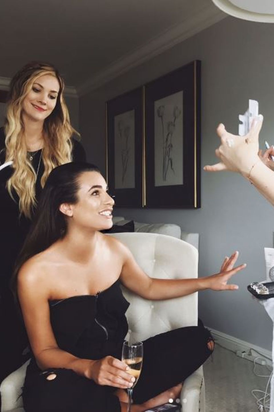 Schminke, Champagner, Girls-Talk: Lea Michele genießt die Zeit vor der Aftershow-Party mit ihrer Make-up-Artistin Lauren Andersen und Hair-Stylistin Sarah Potempa.