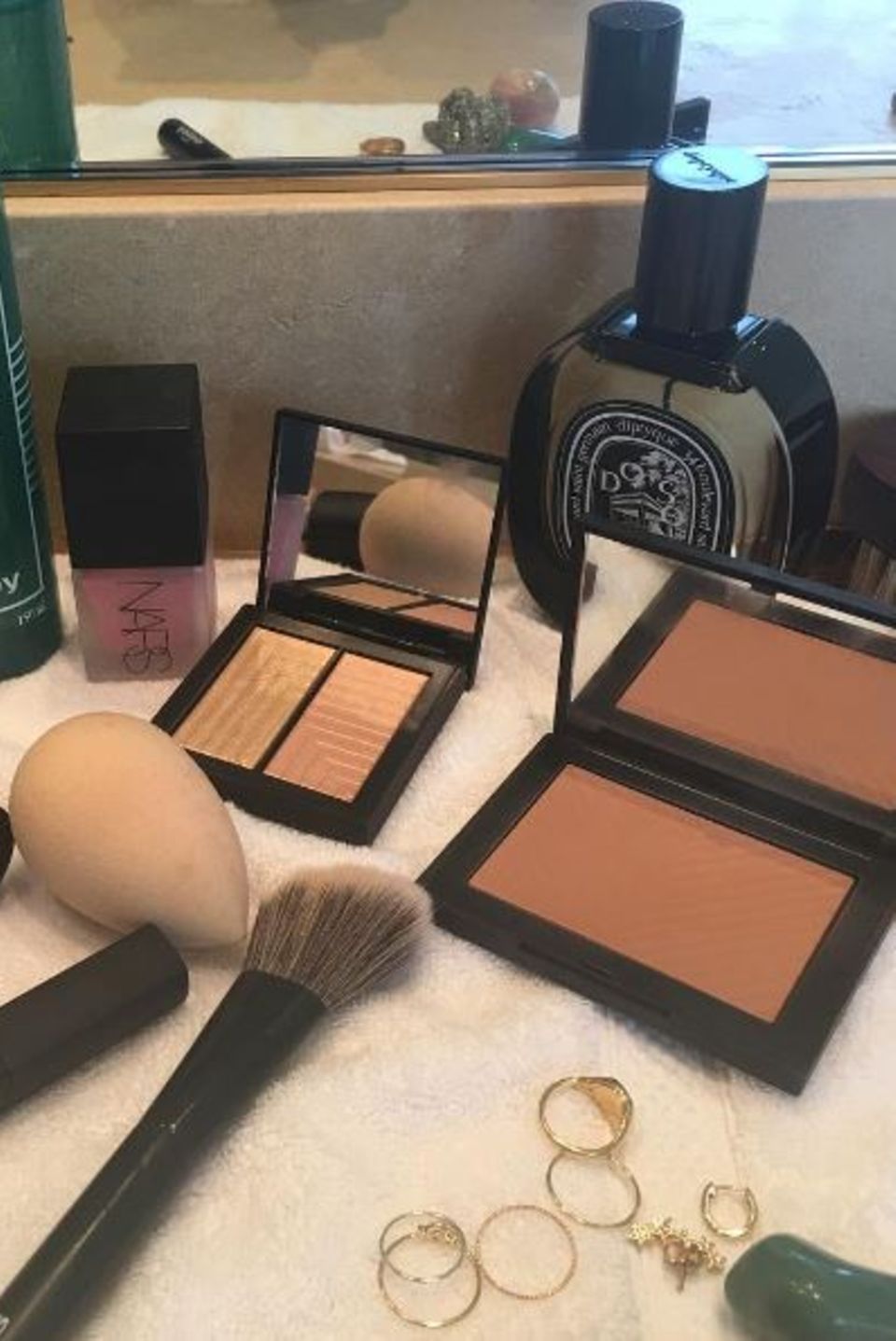 Zusätzlich zu dem Lippenstift "Mona" von NARS verwendet Rachel Goodwin noch einige andere Produkte des Beauty-Labels für Emma Stones perfekten Look. Bronzer, Highlighter, Foundation - sie setzt vor allem auf einen Glow-Teint. Zusätzlich zu dem Lippenstift "Mona" von NARS verwendet Rachel Goodwin noch einige andere Produkte des Beauty-Labels für Emma Stones perfekten Look. Bronzer, Highlighter, Foundation - sie setzt vor allem auf einen Glow-Teint.