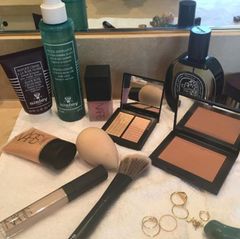 Zusätzlich zu dem Lippenstift "Mona" von NARS verwendet Rachel Goodwin noch einige andere Produkte des Beauty-Labels für Emma Stones perfekten Look. Bronzer, Highlighter, Foundation - sie setzt vor allem auf einen Glow-Teint.