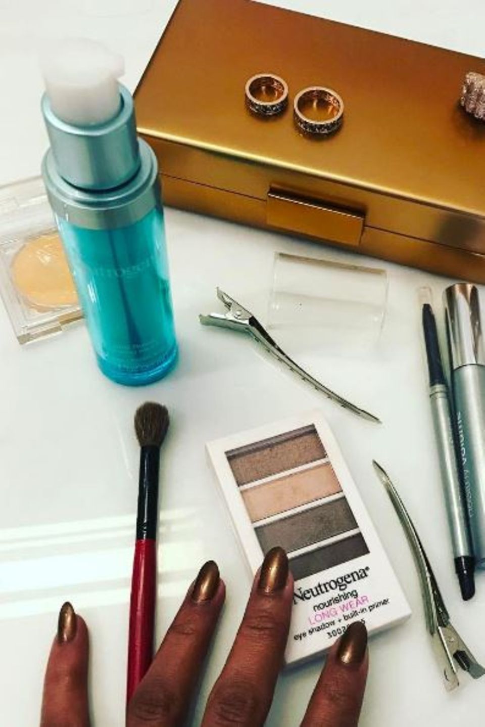 Zusammen mit Make-up-Profi Carola Gonzalez bereitet sich Kerry Washington auf die Oscars vor. Damit ihr Teint nicht zu müde wirkt und sie die ganze Nacht am Strahlen ist, haben sich die zwei Frauen für die "Hydra Booster" von Neutrogena entschieden. 