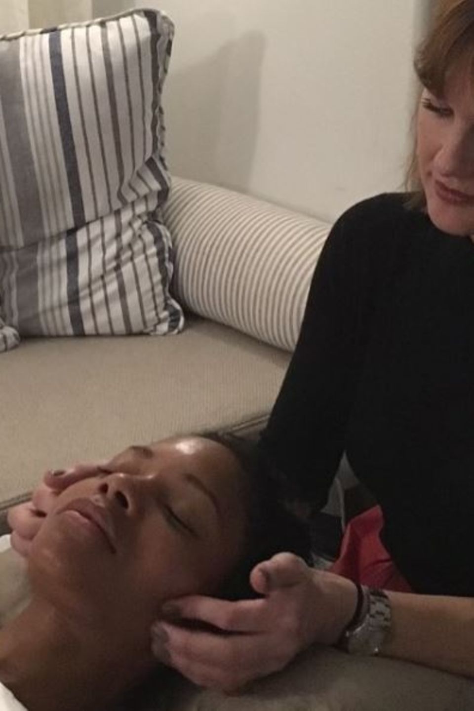Naomie Harris nimmt uns auf Instagram auf eine kleine Oscar-Vorbereitungen-Reise mit. Erster Stopp: ein Facial von Teresa Tarmey mit Anti-Aging-Massage.