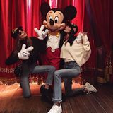 Micky ist von seinen größten Fans umzingelt. Bella und Gigi Hadid erfüllen sich einen Traum und besuchen Micky Maus in Paris. 