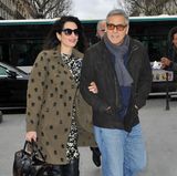Verliebt in Paris zeigt sich Amal Clooney in einem blumigen Kleid mit coolem khakifarbenen Mantel. 