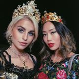 Blogger unter sich: Caro Daur und Aimee Song sind beide erneut für Dolce & Gabbana über den Laufsteg gelaufen. Nach der Show finden sie das perfekte Fotolicht und nutzen es in gewohnter Bloggermanier für ein schnelles Selfie. 
