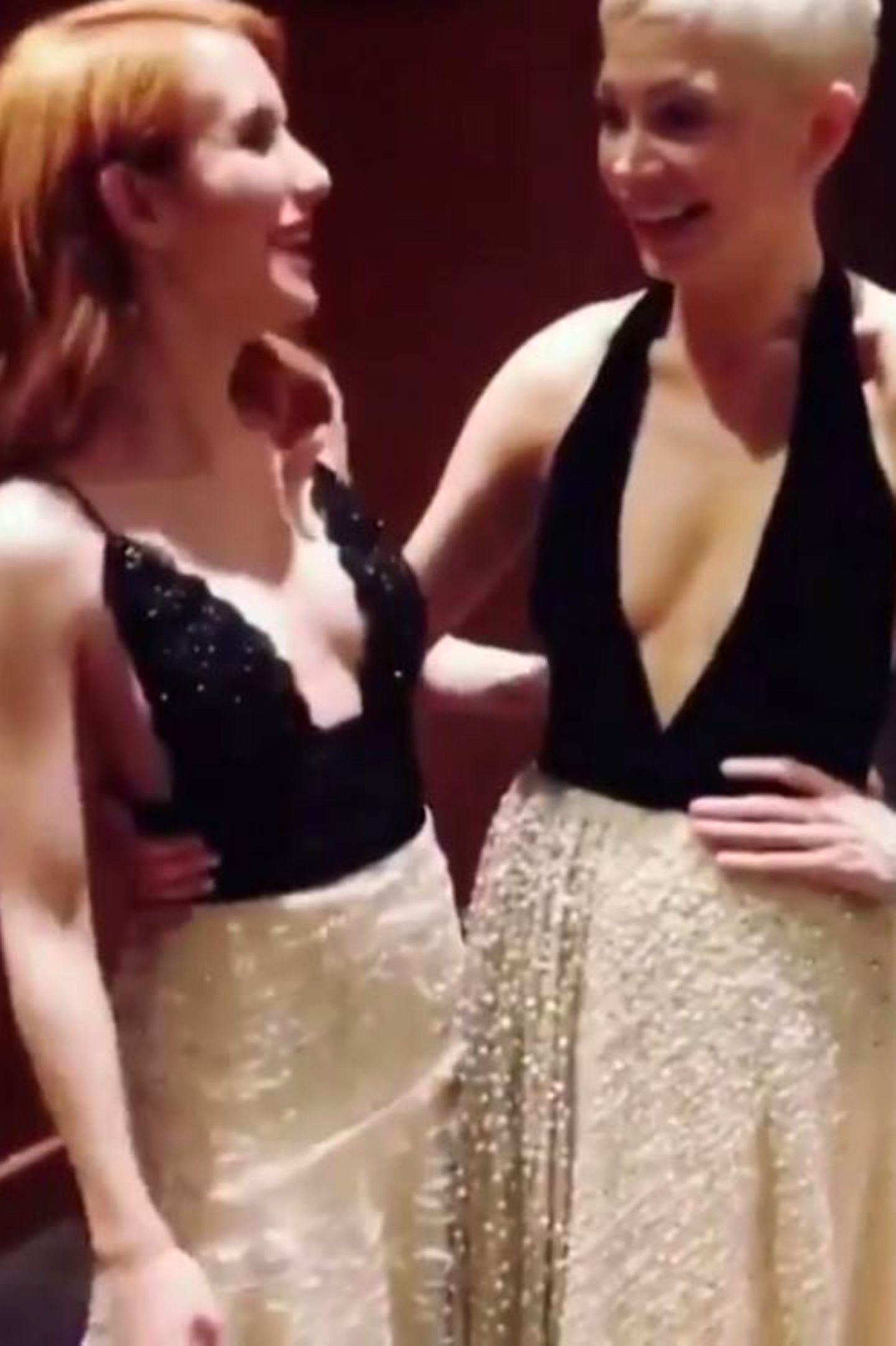 In einem Video auf dem Instagram-Profil von Stylistin Jenna Hipp beweisen die beiden Schauspielerinnen Humor. Über ihr vermeintliches Mode-Drama können die beiden lachen. 