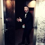 Justin Timberlake heitert den Fotografen mit lustigen Grimassen auf. 