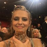 Teresa Palmer hat einen der mit Donuts befüllten Fallschirme gefangen und ist darüber sehr glücklich. 