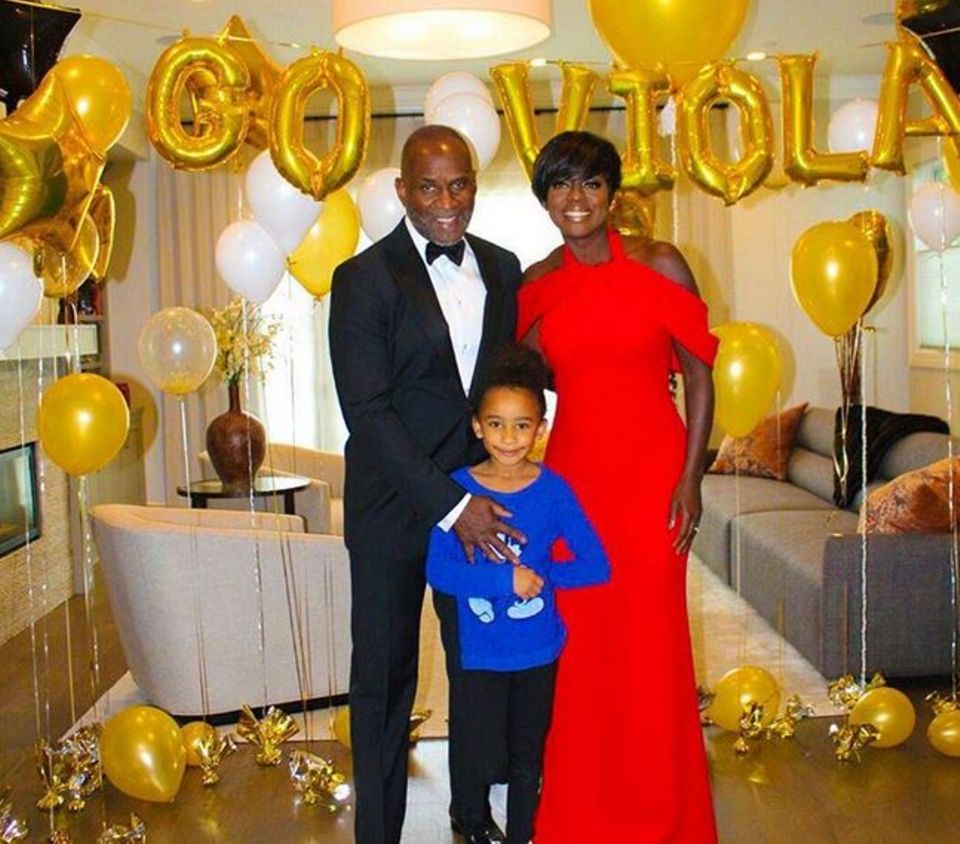 Das Daumen drücken ihrer Familie hat gewirkt: Viola Davis gewinnt an diesem Abend den Oscar als "Beste Nebendarstellerin". 
