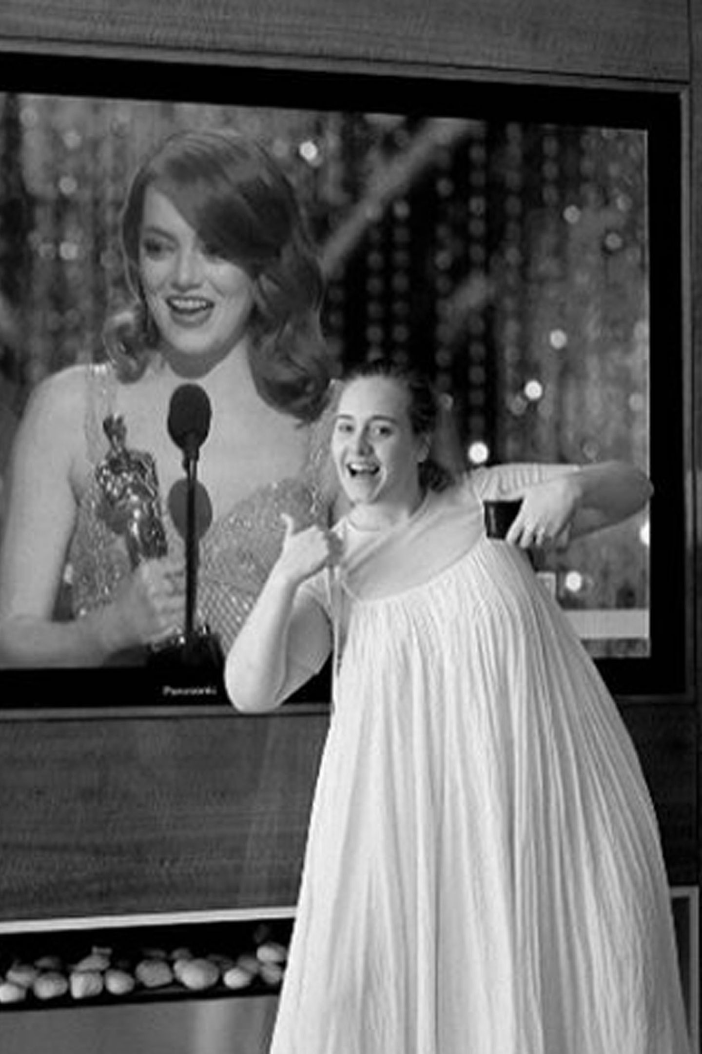 Grüße im Nachthemd: Oscargewinnerin Adele kann zwar nicht selbst bei der Verleihung dabei sein, sendet ihre Glückwünsche an Emma Stone und die Crew des Films "Moonlight" über Instagram von zu Hause aus. "Ah Emma und Moonlight, herzlichen Glückwunsch, so so wunderbar", schreibt sie zu dem witzigen Foto. 
