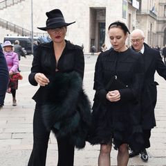 Supermodel Kate Moss und Star-Designerin Stella McCartney besuchen als gute Freundinnen die Trauerfeier gemeinsam.