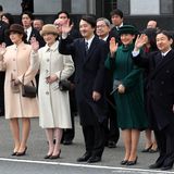 28. Februar 2017   Die Familie steht Spalier, um das Kaiserpaar zu verabschieden, die sich auf den Weg nach Vietnam und Thailand machen. Von links: Prinzessin Kako und ihrer Schwester Mako, die Eltern Prinzessin Kiko, Prinz Akishino, Prinzessin Masako und Thronfolger Prinz Naruhito. 