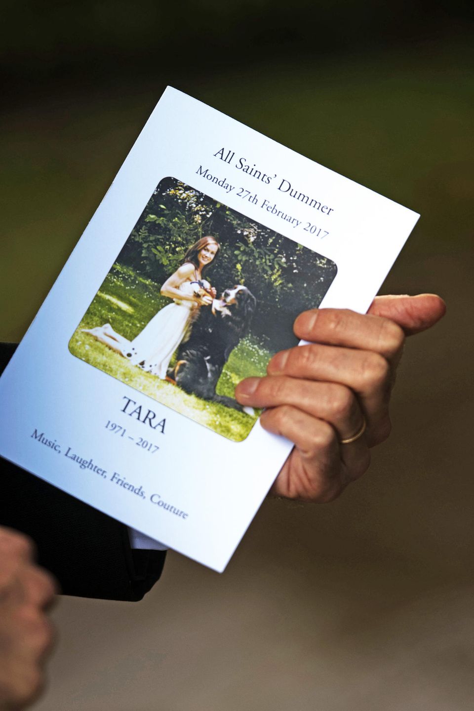 Ein Trauergast hält die Einladung zur Beerdigung von Tara Palmer-Tomkinson in der Hand Ein Trauergast hält die Einladung zur Beerdigung von Tara Palmer-Tomkinson in der Hand