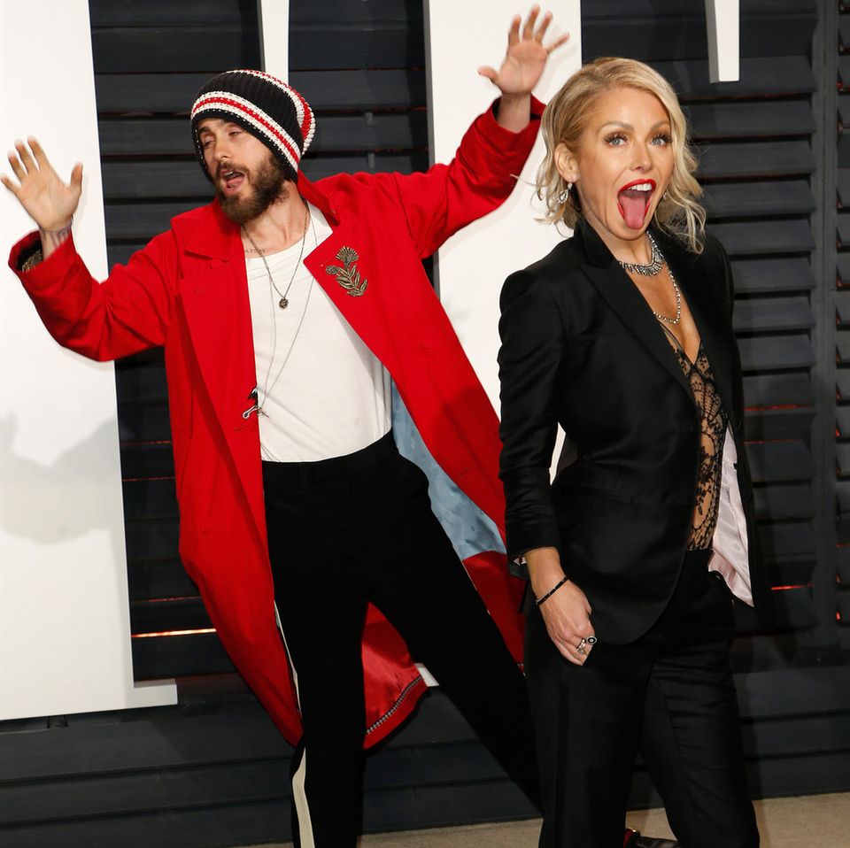 Einfach  langweilig für die Fotografen zu posieren kommt für Jared Leto und Kelly Ripa nicht in Frage. 