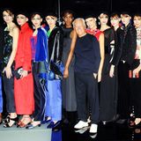 Star-Designer Giorgio Armani zeigt sich nach der Show immer gerne mit seinen schön aufgereihten Laufsteg-Models 
