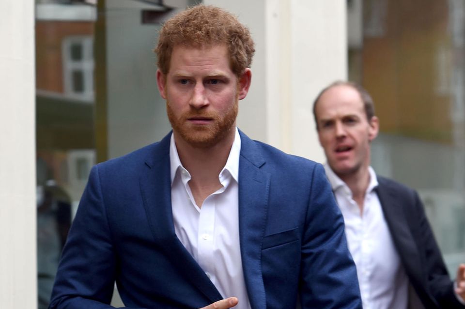 Prinz Harry ist die schlechte Laune anzusehen. 